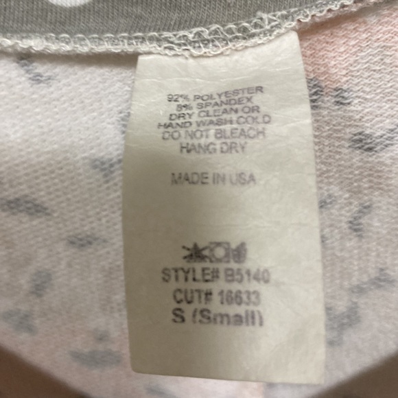 Short sleeve vneck top small - Picture 4 of 5